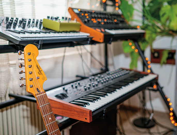 Im Studio von Benjamin Lageder hat sich einiges an Equipment angesammelt.