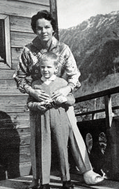 Virginia 1957 mit Sohn Peter in Klosters, Schweiz. BILD: SN/FAMILIE HAUSER