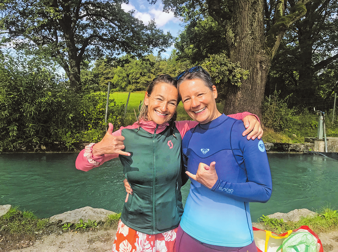 Petra Meraner zusammen mit einer Surffreundin.