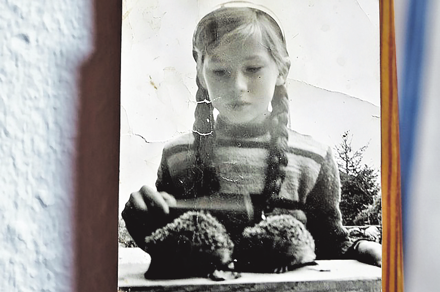 Dass Gabi Reisinger schon als Kind ein Herz für Igel hatte, zeigt diese Fotografie aus ihrer Kindheit.
