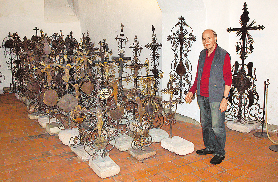 Kustos Richard Ruhland mit der Sammlung im Museum Rupertiwinkel. BILDER: SN/MICHAEL NEUREITER