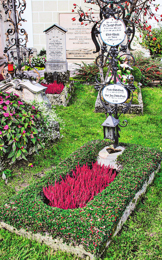 Kreuz und Herzerlstein von Familie Eberle mit Grabeinfassung, Salzburger Petersfriedhof.