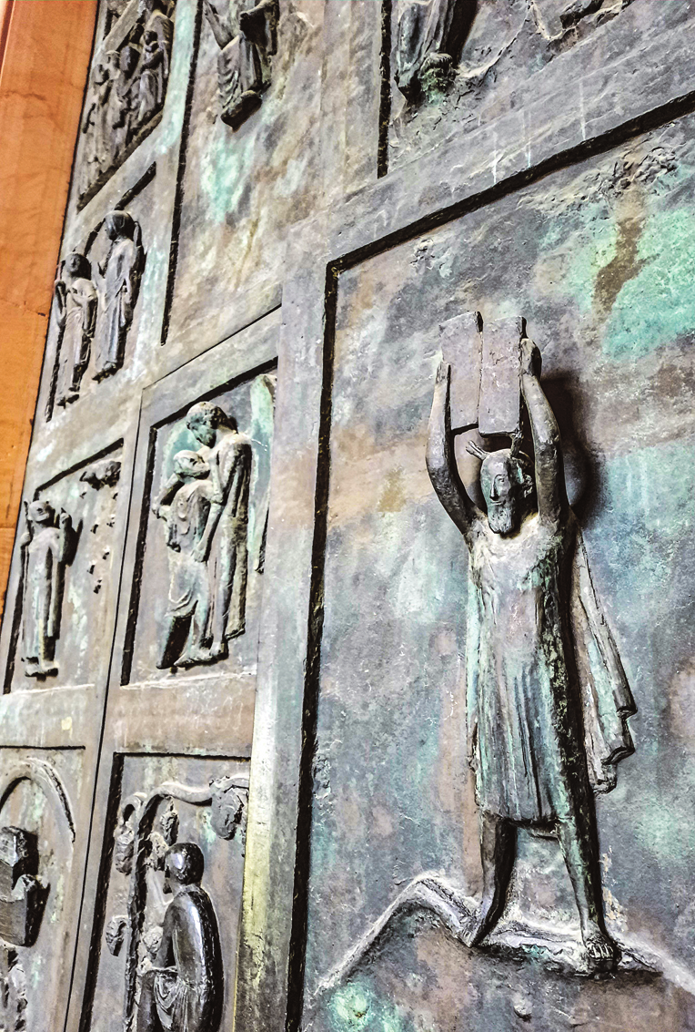 Kaiserdom: Schneider-Manzell stellte Mose ins Zentrum seines Bronzetors. BILDER: SN/MACH REICH (3)