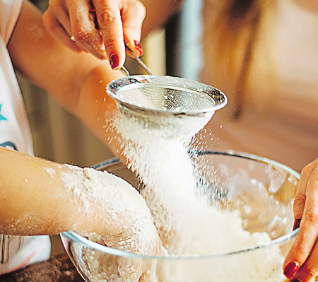 Empfehlenswert: Mehl und Zucker sieben. <br/>BILD: SN/STOCK. ADOBE.COM/IRYNA