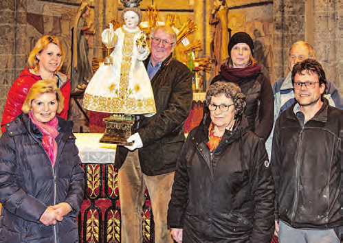 Sie kümmern sich das Jahr über um das Filzmooser Kindl (hinten, v. I.): Katharina Rettenwender, Christian Salchegger, Sylvia Rettenwender, Alois Hartinger; (vorn v. 1.) Hanni Salchegger, Mesnerin Aloisia Schröcker, Mathias Laubichler.