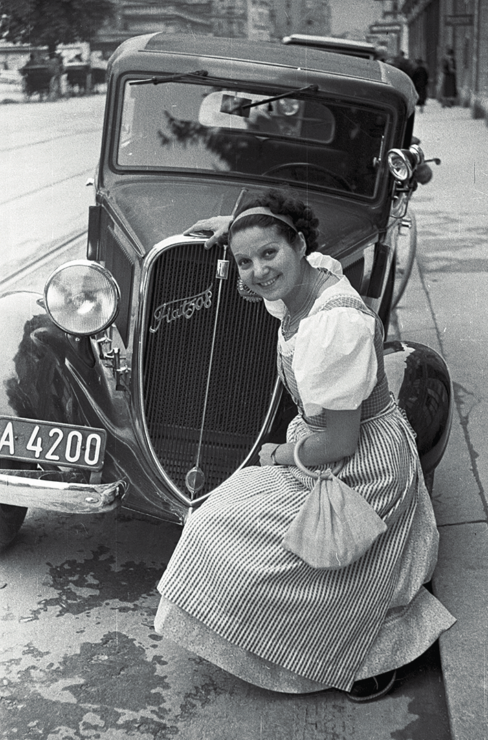 Opernsängerin Margit Bokor präsentiert stolz ihren Fiat 508. BILD: SN/ASF/ELLINGER