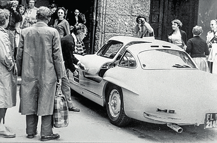 Herbert von Karajan verschließt 1956 sorgfältig seinen Mercedes 300 SL. BILD: SN/ÖAMTC SALZBURG