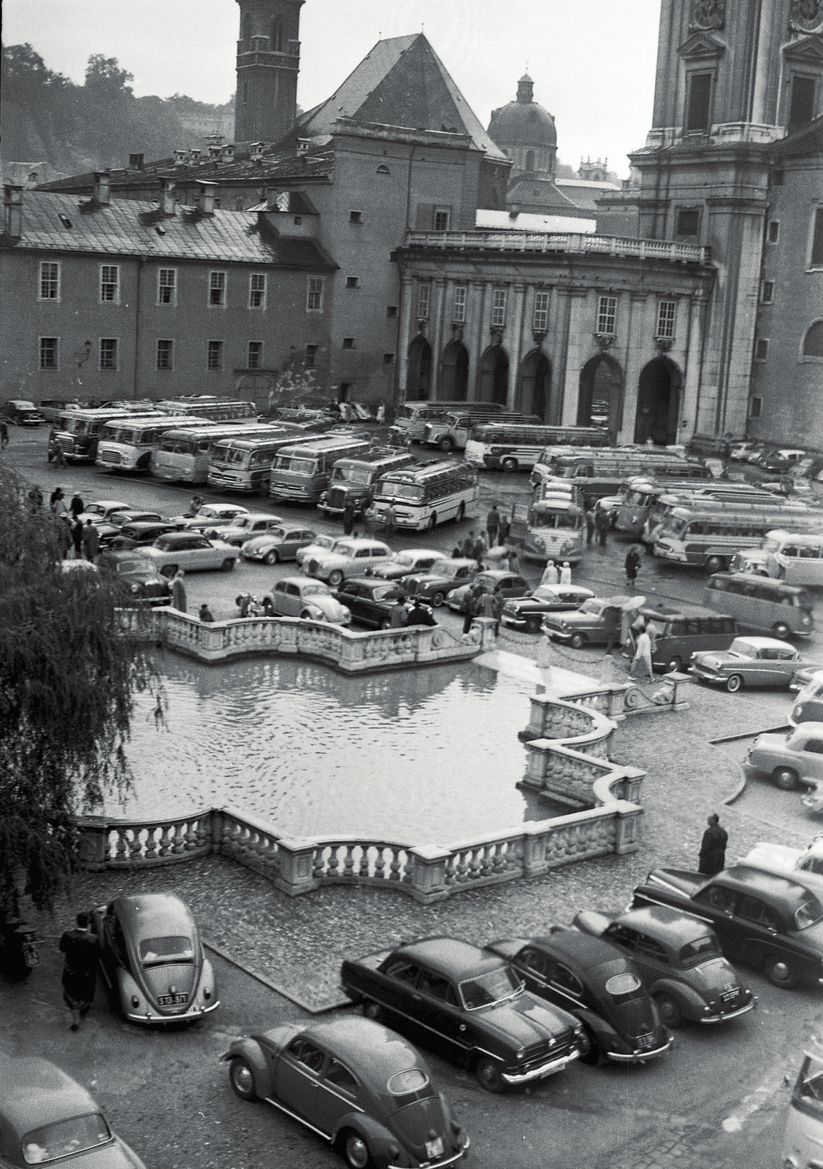 Keine Spur von autofrei: 1959 fungiert der Kapitelplatz als Parkplatz. BILD: SN/ASF/NNY MADNER