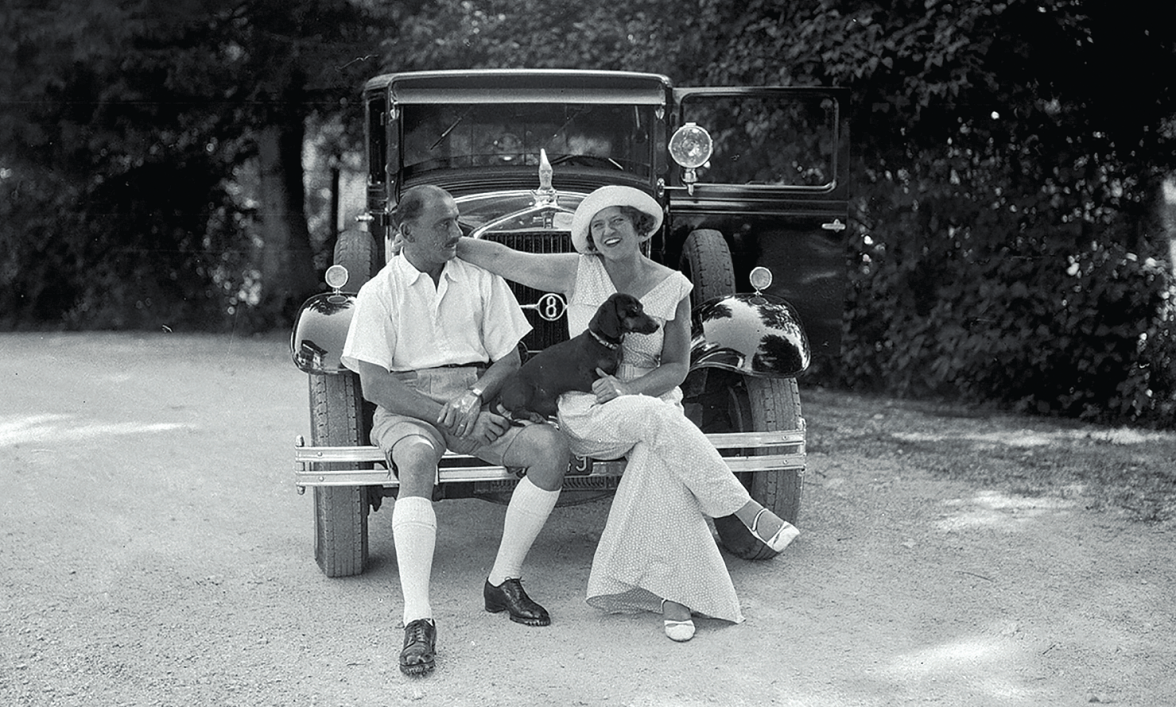 Lotte Lehmann mit Ehemann Otto Krause mit einem Horch 8 Typ 375. BILD: SN/ASF/ELLINGER