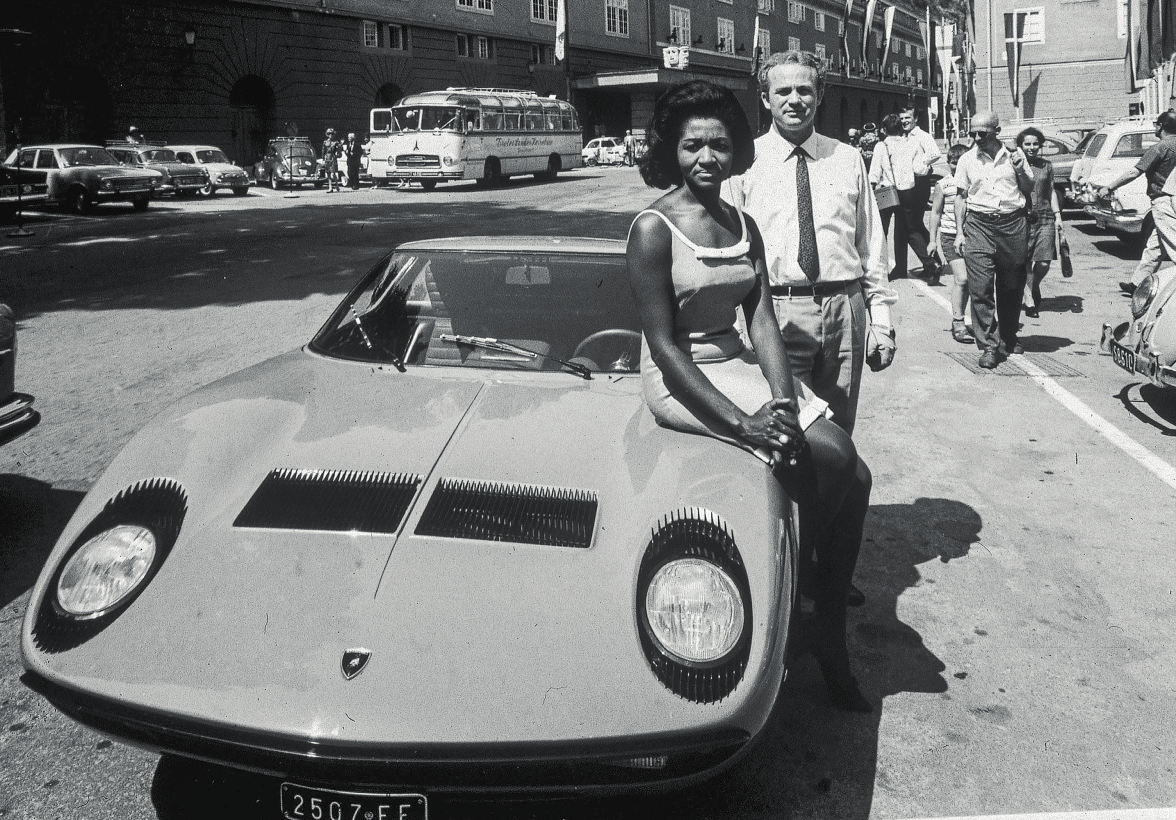 2507 FF Die US-amerikanische Opernsängerin Grace Bumbry sorgte 1966 mit ihrem Lamborghini Miura für Aufsehen: Sie besiegte Herbert von Karajan in einem Privatrennen. BILD: SN/ÖAMTC SALZBURG