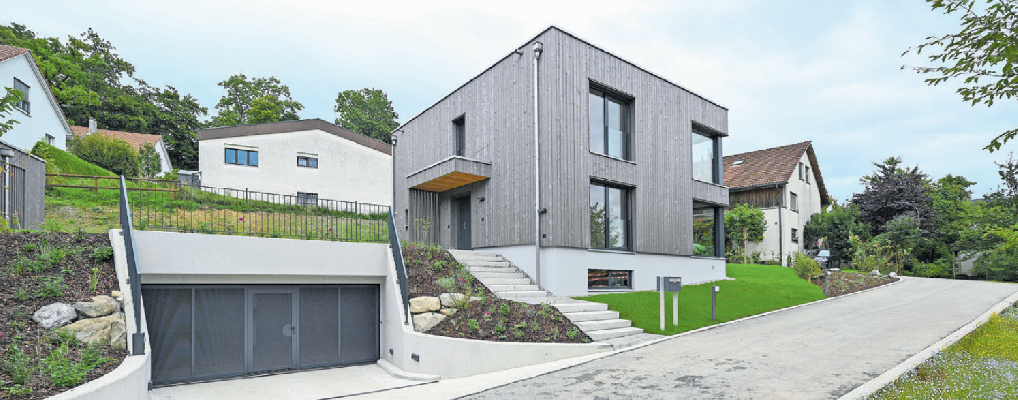 Die Einfamilienhäuser an der Hüttenwiesstrasse fügen sich harmonisch in die Umgebung.