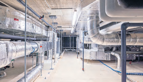 Zwischengeschoss mit abgehängter Holzdecke für Lüftungsanlagen und Steuerungskästen der Haustechnik.