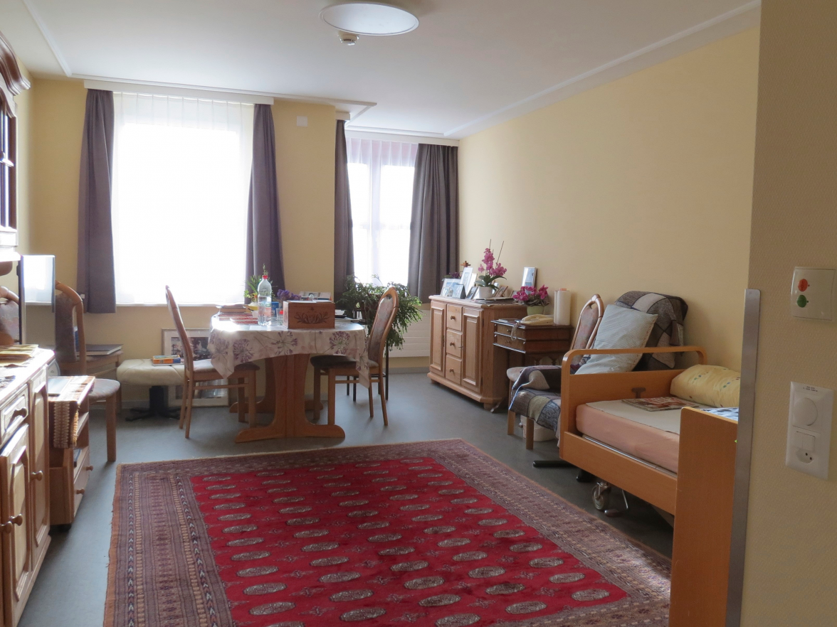 Blick in ein grosses, möbliertes Zimmer.