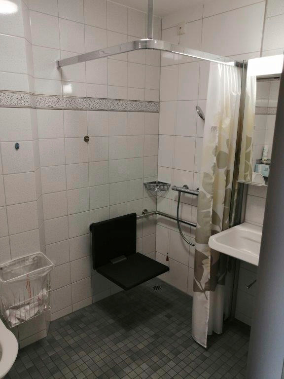Eine behindertengerechte Dusche.