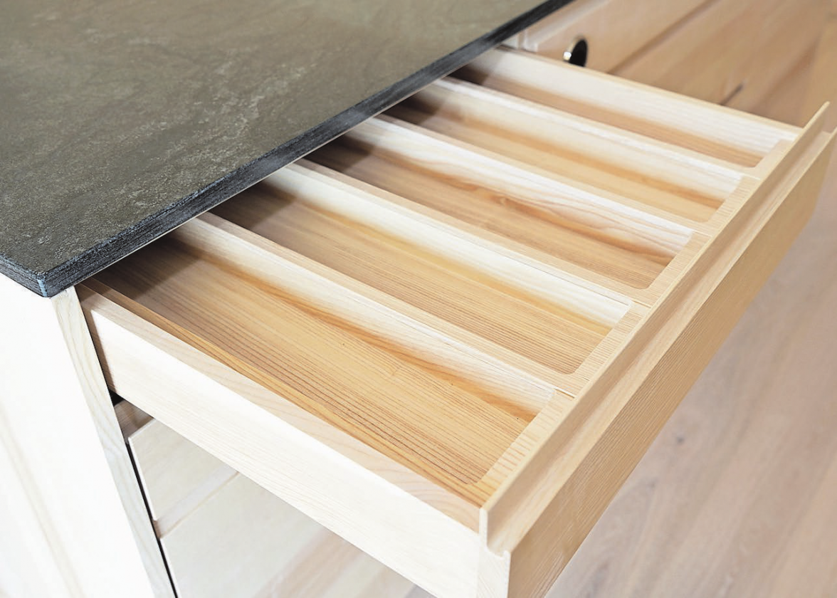 Selbst der Besteckkasten ist ganz aus Holz gefertigt.