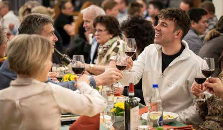 Stefan Frick sollte recht behalten: Ein Showact erübrigte sich, denn die Mitglieder hatten sich beim Essen viel zu erzählen. Bilder: Reto Martin