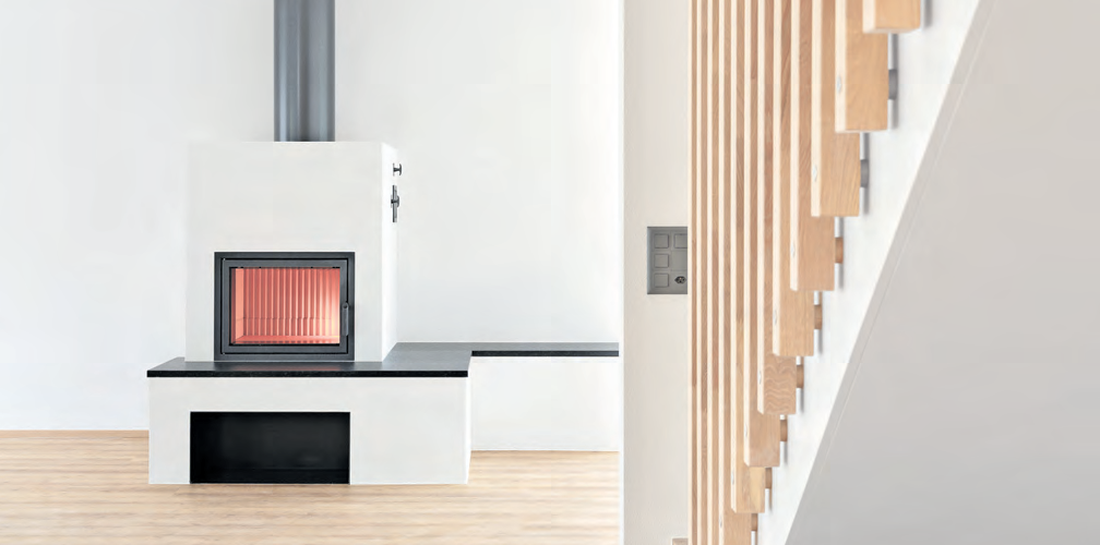 Der kubische Cheminéeofen setzt im Wohnzimmer einen klaren Akzent. Bild: zvg