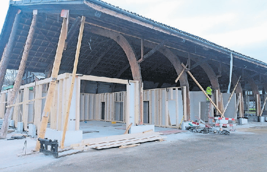 Die alte Scheune im Rohbau.