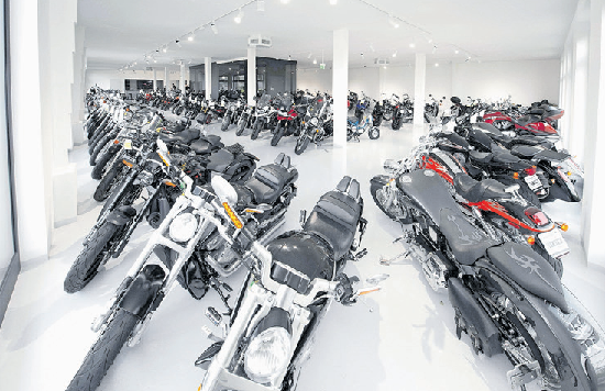 Stilvolle Präsentation der Motorräder durch minimalistisches Konzept.