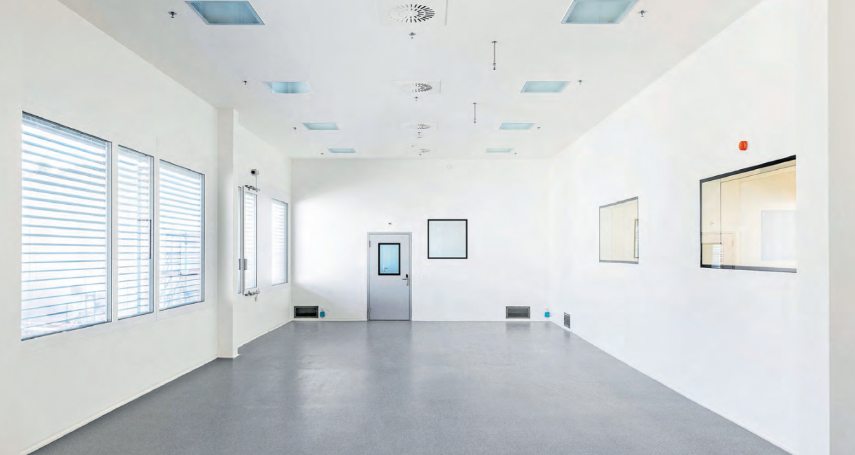 Der Neubau entstand im laufenden Betrieb: eine Herausforderung für die ausführende W+P AG, da die Reinraumbedingungen berücksichtigt werden mussten. Bilder: zvg