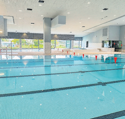 Das neue Hallenbad mit sechs Schwimmbahnen.