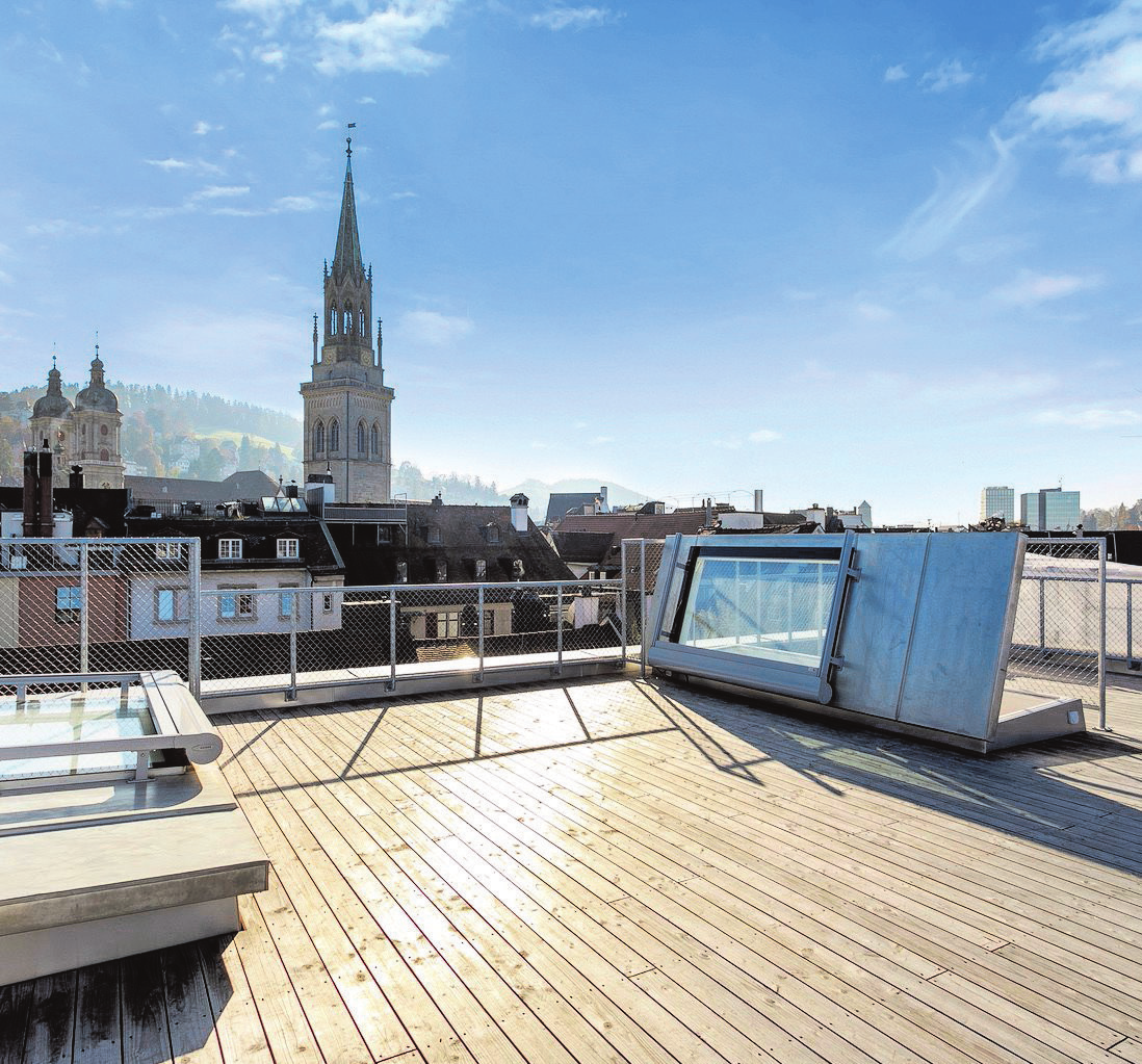 Die Dachterrasse eröffnet einen weiten Blick über die Dächer St. Gallens. Bild: zvg