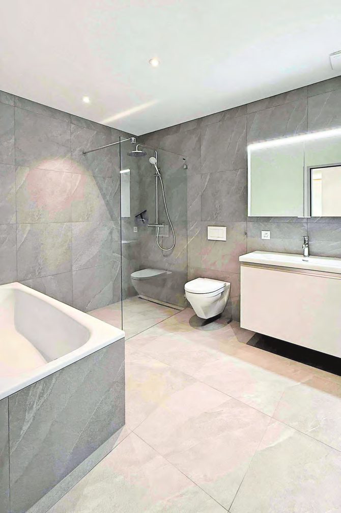 Modernes Badezimmer mit hochwertigen und pflegeleichten Keramikplatten.