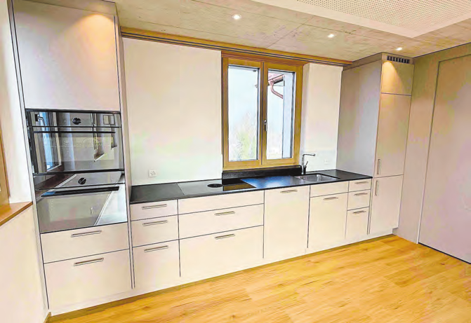 Grosszügige, modern ausgestattete Küche mit angrenzendem Reduit.