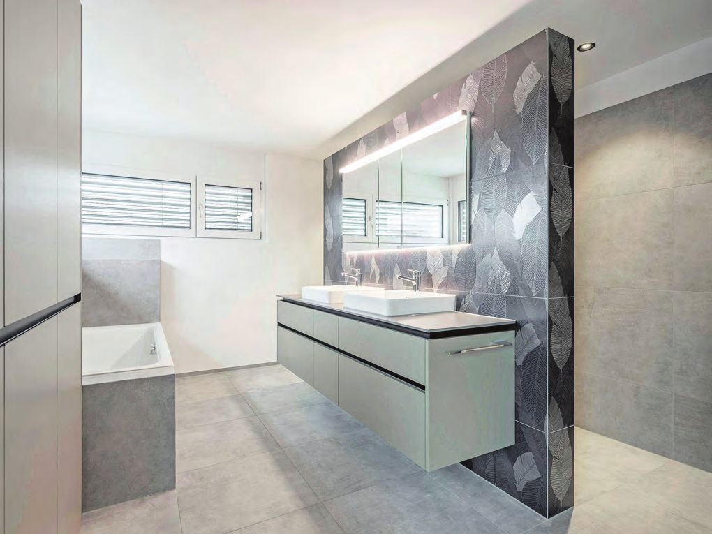 Ganz spezielle Wandplatten prägen das Badezimmer. Bild: zvg