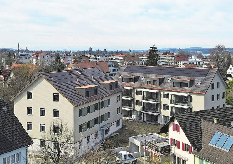 Die modernen Gebäude schaffen viel Wohnraum in der Gemeinde.