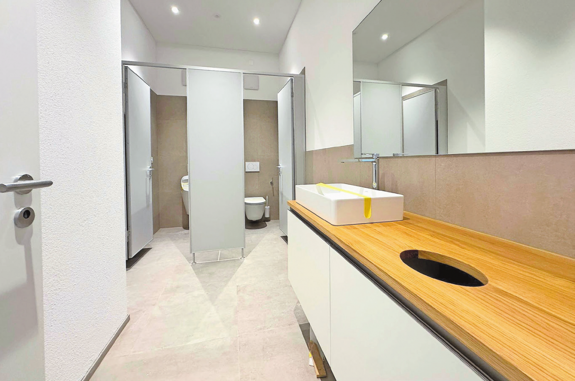 Modern ausgestattete Sanitärbereiche mit hochwertigen Materialien. Bilder: zvg