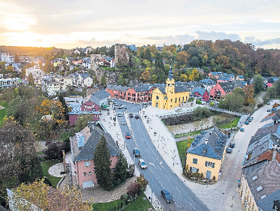 Les différents angles de vue des ruines du château donnent un charme typique et unique aux hauteurs de la commune. Photos: C.