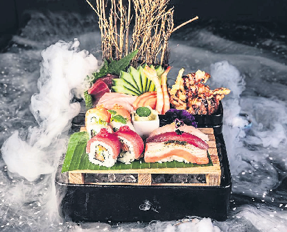 L'un des attraits du Hitch clubbing est de pouvoir admirer en direct, tout en profitant de l'ambiance, le travail d'une brigade exerçant avec talent en cuisine. Photo: C.