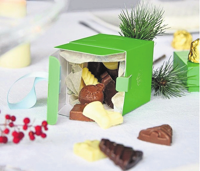 Féerie et gourmandise s'invitent sur vos sapins avec les cubes de Noël! À accrocher aux branches et à déguster petit à petit, ces jolis petits paquets sont remplis de friandises.