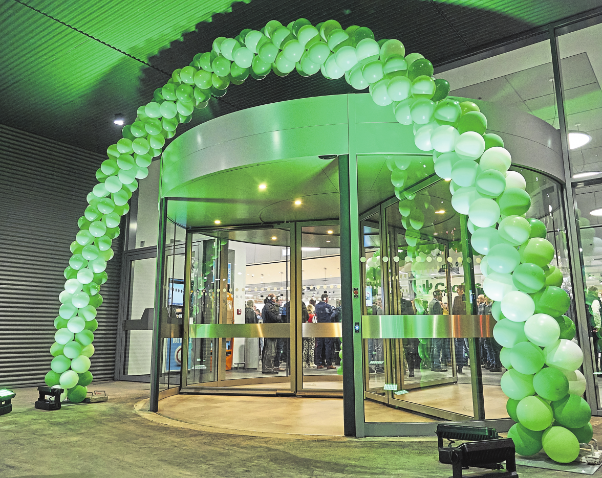 L'arche faite de ballons aux couleurs de Cactus, et celle de l'espoir, a illuminé l'entrée principale lors de la soirée d'inauguration à laquelle se sont joints plusieurs centaines d'invités venus honorer la présence d'un nouve au supermarché de la chaîne luxembourgeoise dans cette région du Grand-Duché. Photos: C.