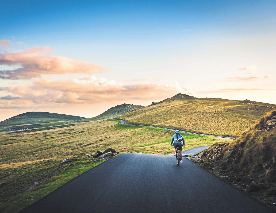 Der Trend, mit dem E-Bike den ganzen Urlaub unterwegs zu sein, hat sich endgültig durchgesetzt. Nie war das Urlaubserlebnis Fahrrad intensiver als mit eingebautem Rückenwind. Fotos: Shutterstock