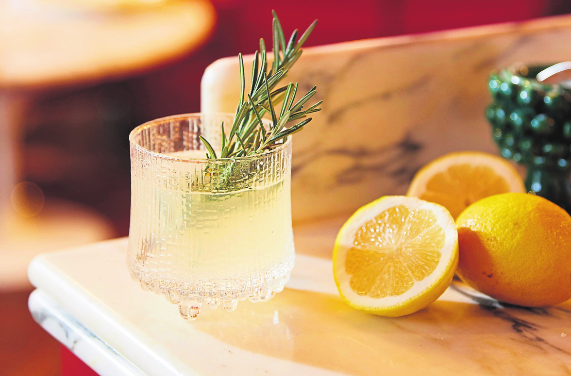 Zitronenaperitif schmeckt pur Der auf Eis oder mit Mineralwasser.