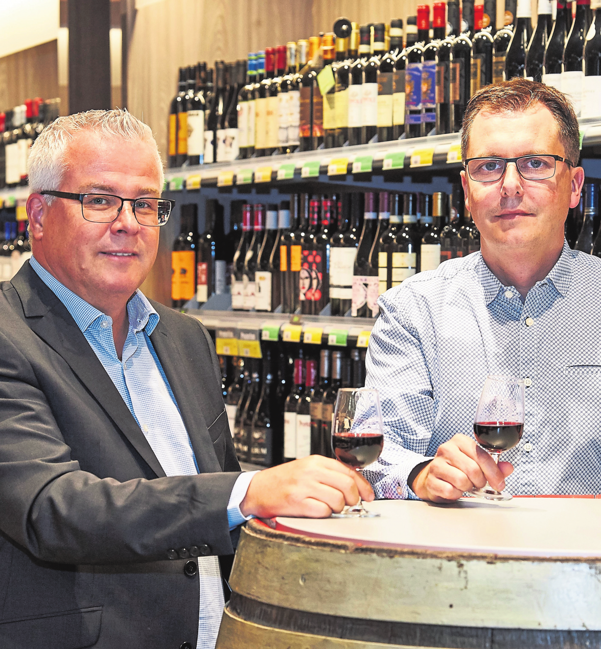 Jean-Marc Hubertus et Damien Lassance, les deux spécialistes de la vinothèque Cactus sont fiers de vous présenter de nombreuses nouveautés. Photos: C.