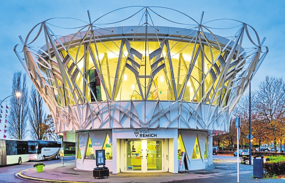 La gare routière héberge un bureau touristique ainsi que les guichets Navitours, Marie-Astrid et Rent a bike. Photo: Shutterstock