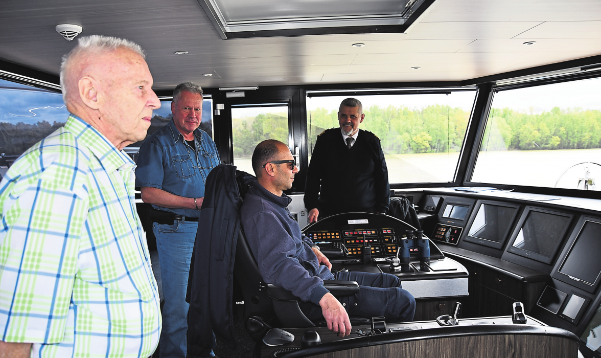 Besuch auf der Brücke beim ersten Kapitän Dragan Ilic (stehend, mitte) und zweiter Kapitän Josef Pap (sitzend). In der Serbischen Kleinstadt Donji Milanovac wurde die VIVA TWO auf Bitte des Kapitäns gesegnet.