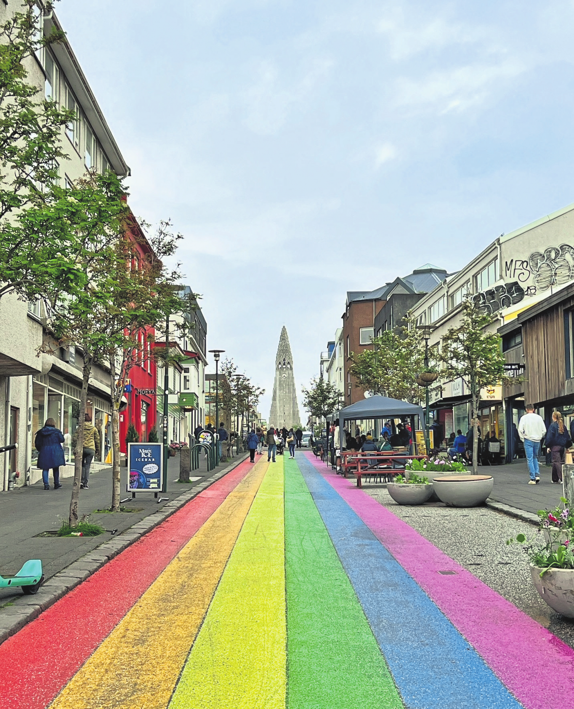 Die Hallgrímskirkja am Ende der Regenbogenstraße in Reykjavik.