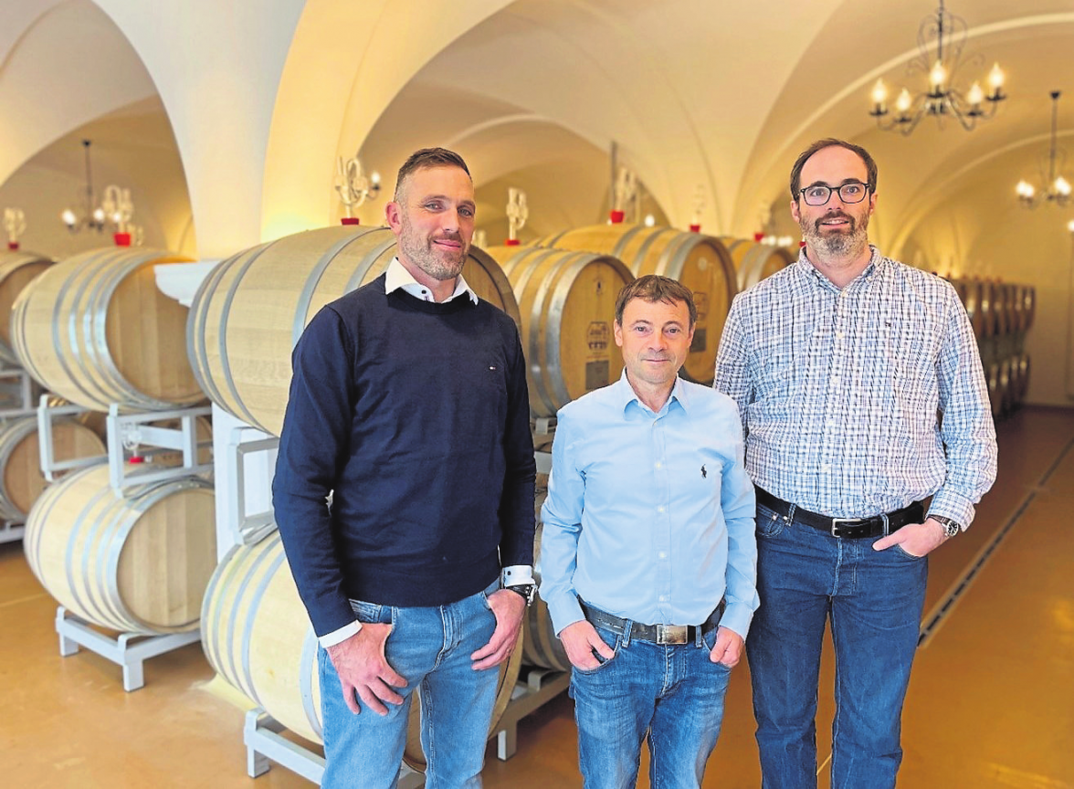 Kulturchef Markus Pusch und Kellermeister Hans-Jorg Befort mit Jos Wesner von der Domaine Alice Hartmann. Foto: C.