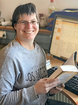 Daniela Rehrauer registriert die Bücher im Verkauf per Computer.
