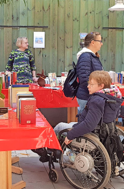 Sozialdienstleiterin Ulrike Krug (li.) beim Gebrauchtbüchermarkt,