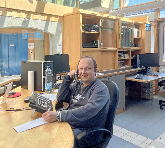  Thomas Cofala an der Telefonzentrale - überwiegend ist er im Fachbuchhandel tätig.