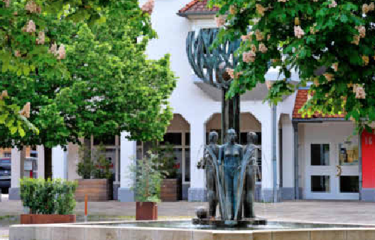 Der Jahreszeitenbrunnen von Ursula Stock in Talheim teilt das Leben und den Lauf der Natur in drei Abschnitte ein. Foto: HSt-Archiv