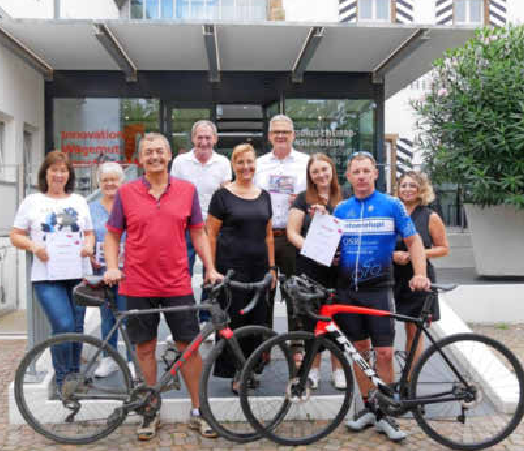 OB Steffen Hertwig (4. v. re.) prämierte die Teilnehmer des Stadtradelns, darunter Alexander Bertok (vorn li.) mit dem Team „Pedal-los“ und den Spitzenreiter im Einzelradeln, Michael Engel (vorn re.). Foto: snp