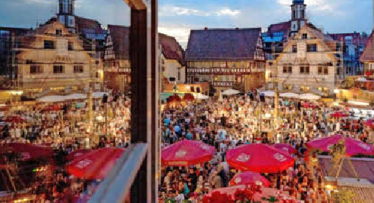 Das Erlenbacher Weinfest in der zweiten Augusthälfte ist eines der größten seiner Art in der Region. Foto: Archiv/Berger