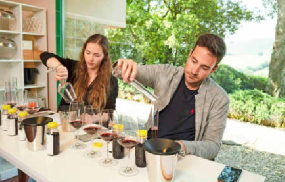 Die ehemalige Württemberger Weinprinzessin Henrike Heinicke bei einem Cuveée-Workshop in der Toskana. Foto: privat