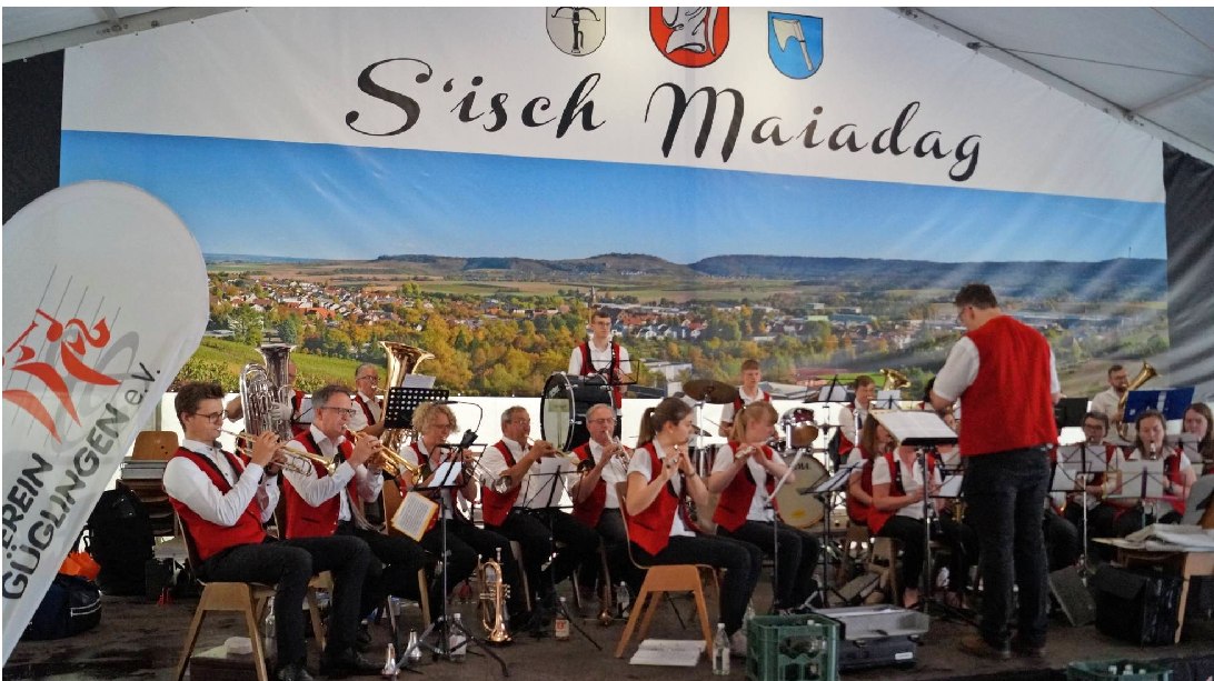 Verschiedene Musikvereine spielen im Festzelt für die Besucher. Das Repertoire bietet für alle Generationen gute Unterhaltung.